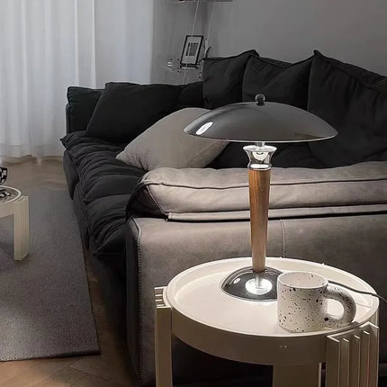 Lampe de bureau nordique en bois avec abat-jour chromé — LZ4X9P2Q