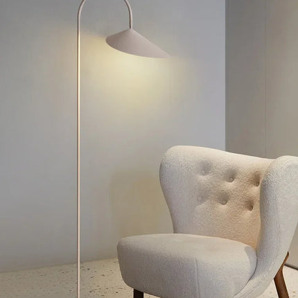 Lampadaire de style médiéval couleur crème — LZ4X9T2