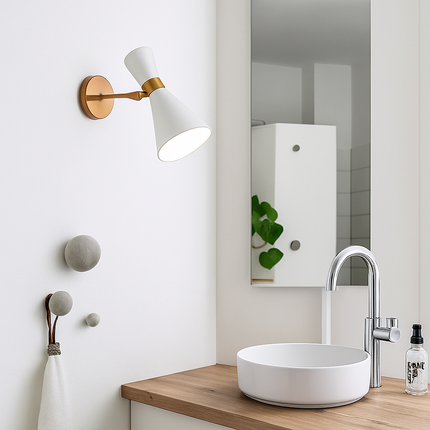 Applique murale LED dorée avec abat-jour triangulaire design — LZ4X9Q2