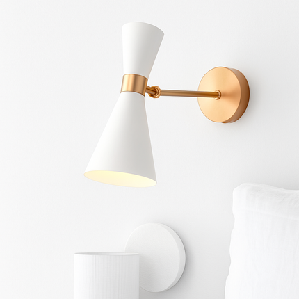 Applique murale LED dorée avec abat-jour triangulaire design — LZ4X9Q2
