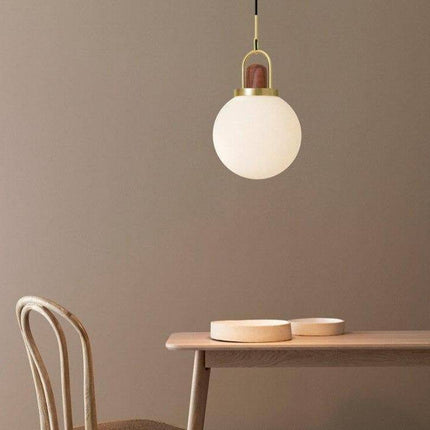 Suspension design en verre et métal doré avec boule LED — LZ4X9P2