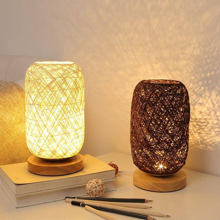 Lampe à poser LED en rotin avec socle bois et abat-jour arrondi — LZ4X9P2