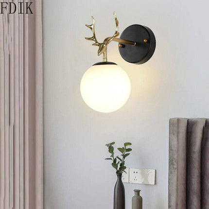 Applique murale dorée avec cornes de cerf et boule en verre — LZ4X9T1