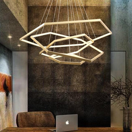 Lustre LED géométrique avec anneaux dorés design luxe — LZ4X9P2
