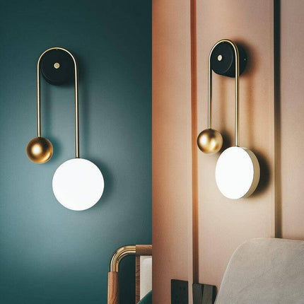Applique murale LED design avec boule dorée et disque lumineux — LZ4XJ9