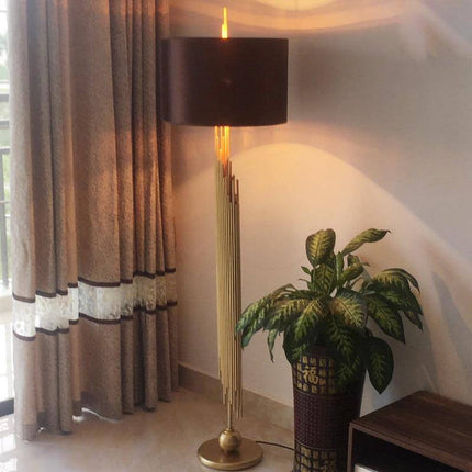 Lampadaire design doré avec abat-jour noir arrondi — LZ4X9T1