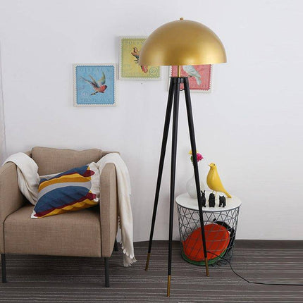 Lampadaire design à triple pied avec abat-jour sphérique doré — LZ4XJ7