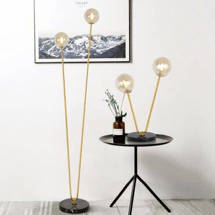Lampadaire design doré à deux branches avec globes en verre — LZ4X9P2